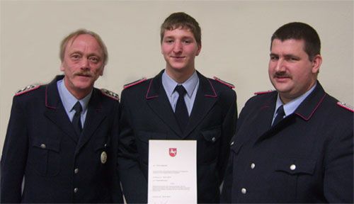 Ortsbrandmeister Voigt (rechts) mit dem geehrten Strohmeyer (links) und dem ernannten Juraschek. 2010-01-30-Webfoto